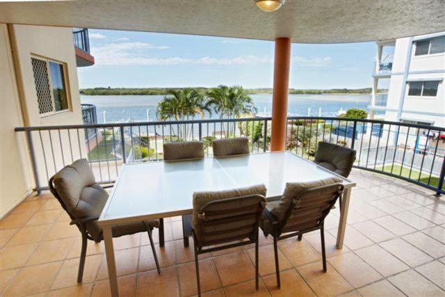 On The River Apartments Maroochydore Zimmer foto